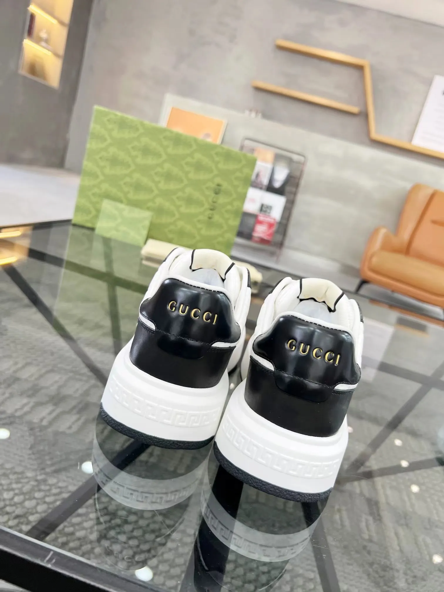 P440 new men's shoes GUCCI [Lightning] latest shoes are shipped. Original quality, fashionable, made of special materials, sheepskin lining, brand new packaging. The foot feels super comfortable and the workmanship is impeccable. Size: Male 38-45.